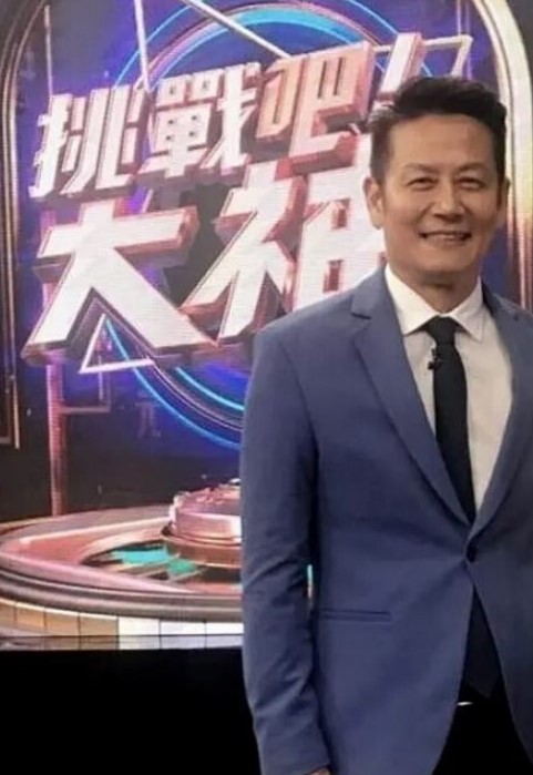 三个极品萝莉嫩妹保时捷车模刺激狼友无毛粉嫩白虎逼双头道具轮草抽插 - 69堂